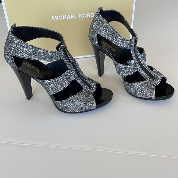 NWT Michael Kors Berkley T Strap Silver 6 M - Picture 3 of 16